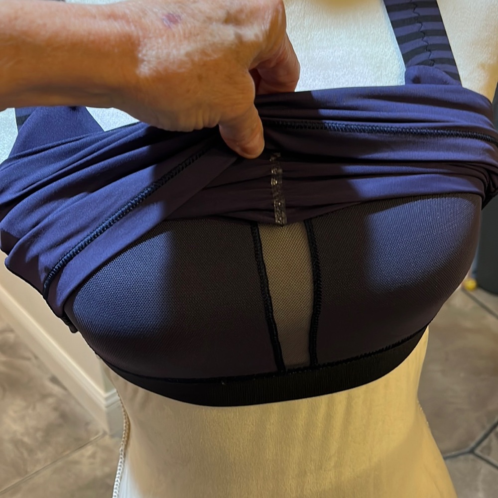 Lululemon top. Size 2 - Picture 4 of 5